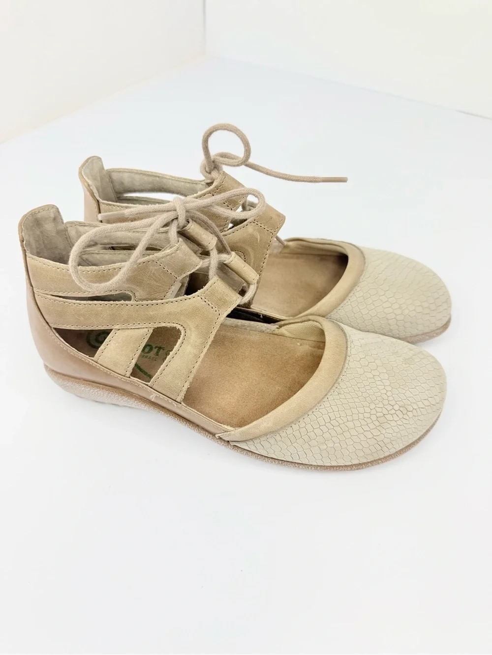 Naot KATA Beige Tan Neutral Orthopedic Closed Toe Lace Up Walking Shoes